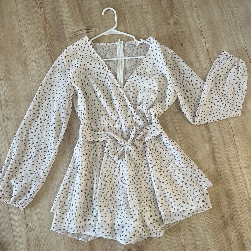Polka dot romper! Size medium - never worn!